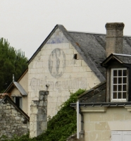 Ghost sign, Chinon