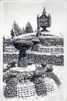 Pedestal building at Peterson's Rock Garden, between Bend and Redmond, Oregon, postcard