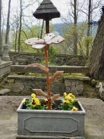 I can't fail to note the crafty wooden flowers decorating a number of graves