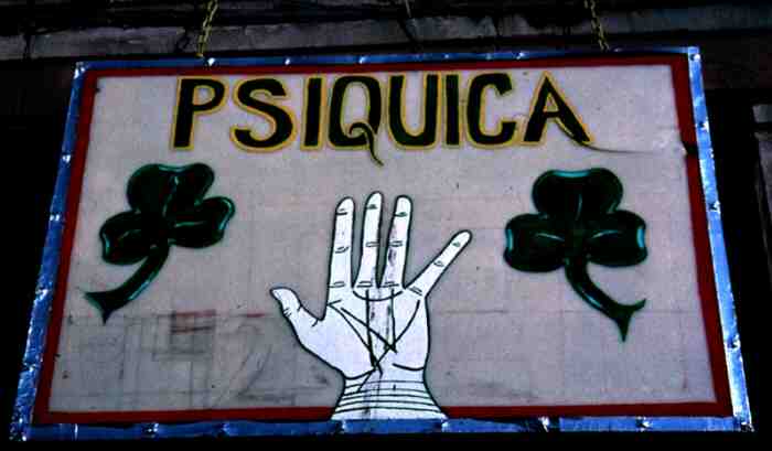 Clover and hand sign for Psiquica (Psychic) on 18th Street in Pelsen